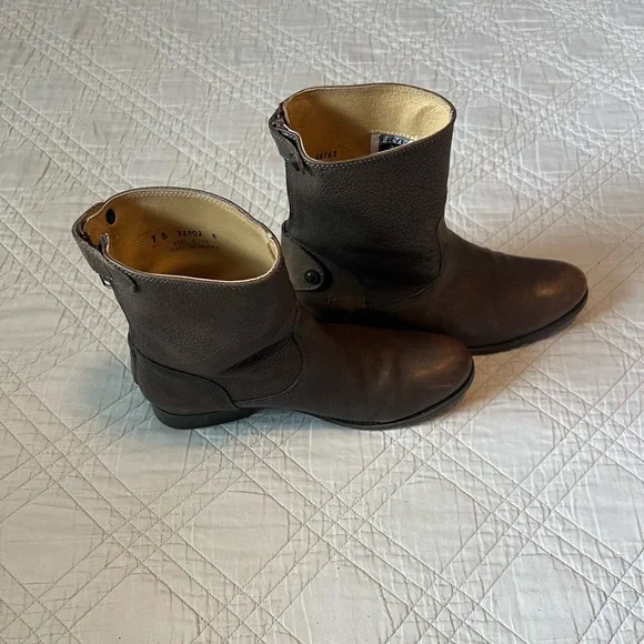 FRYE Melissa Button Zip Short Grey/Brown Leather Ankle Boots, Size 9 - Picture 3 of 16